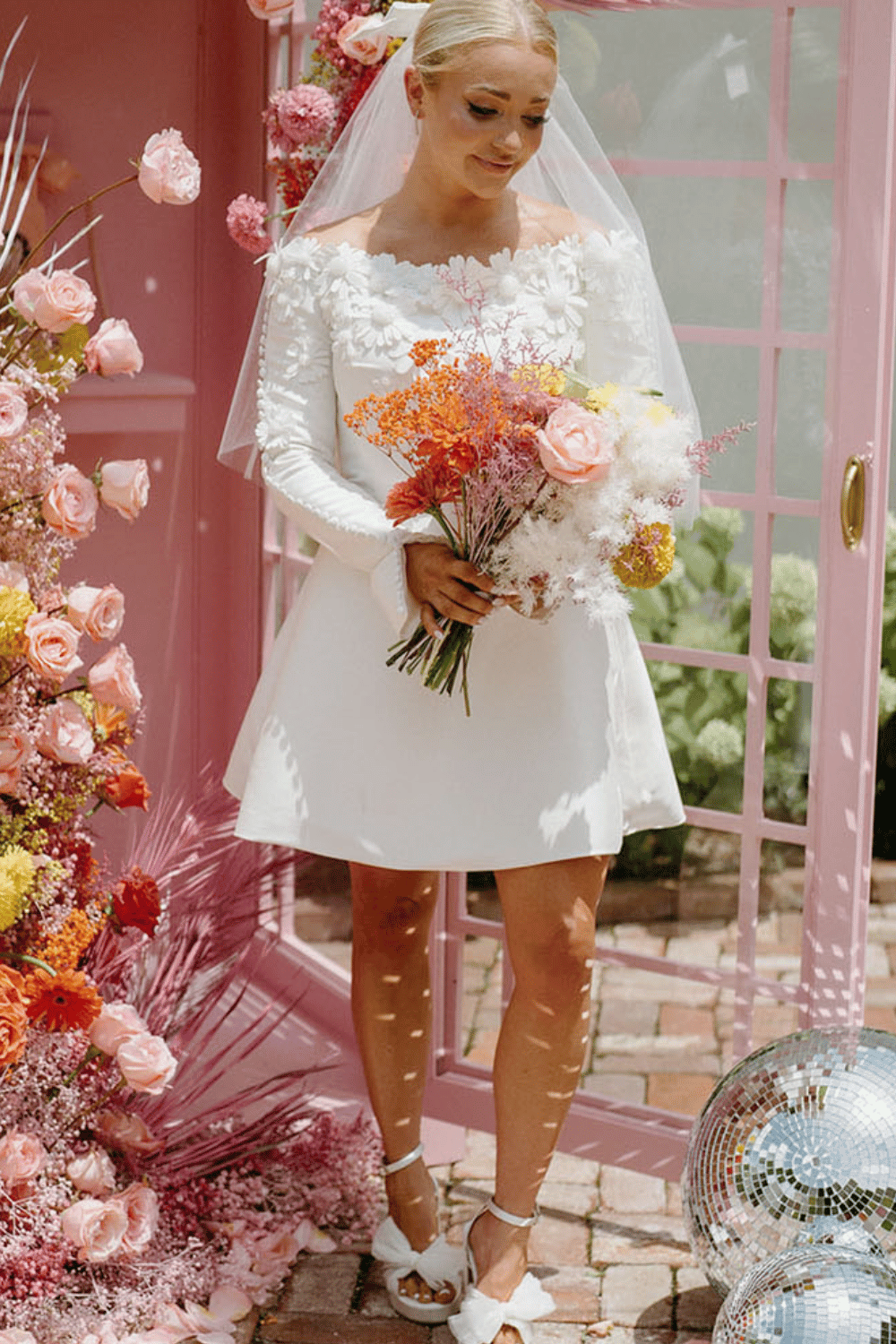 Abito da Sposa Semplice Corto con spalle scoperte e maniche lunghe | Paradiso Bohemien