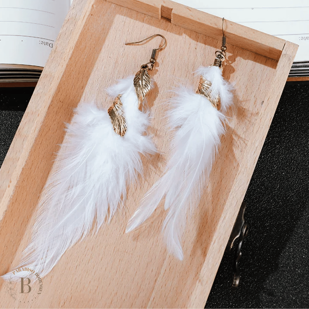 Orecchini con Piume Bianche e Foglie Dorate | Paradiso Bohemien