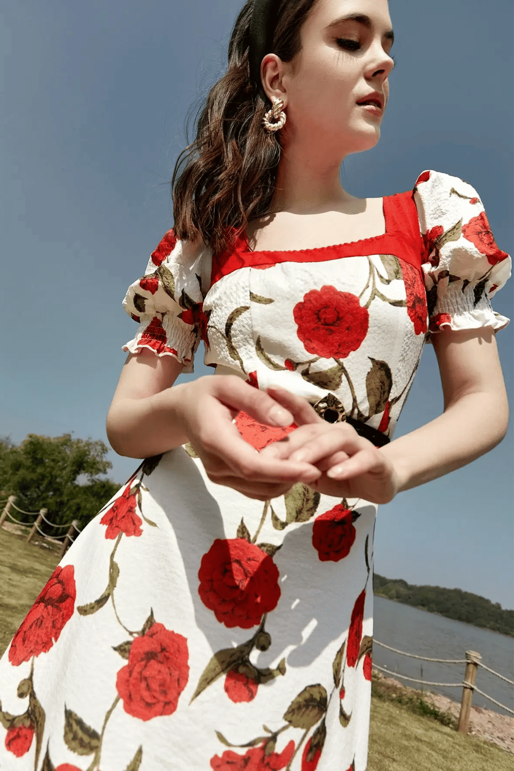 Abito Bianco a Fiori Rossi | Paradiso Bohemien