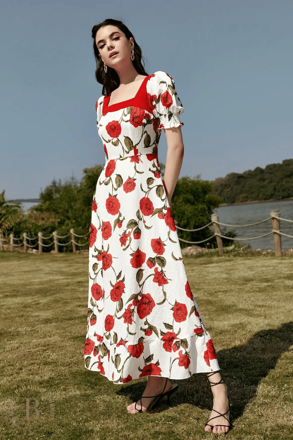 Abito Bianco con Fiori Rossi | Paradiso Bohemien