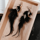 Orecchini con Piume Nere e Foglie Dorate | Paradiso Bohemien