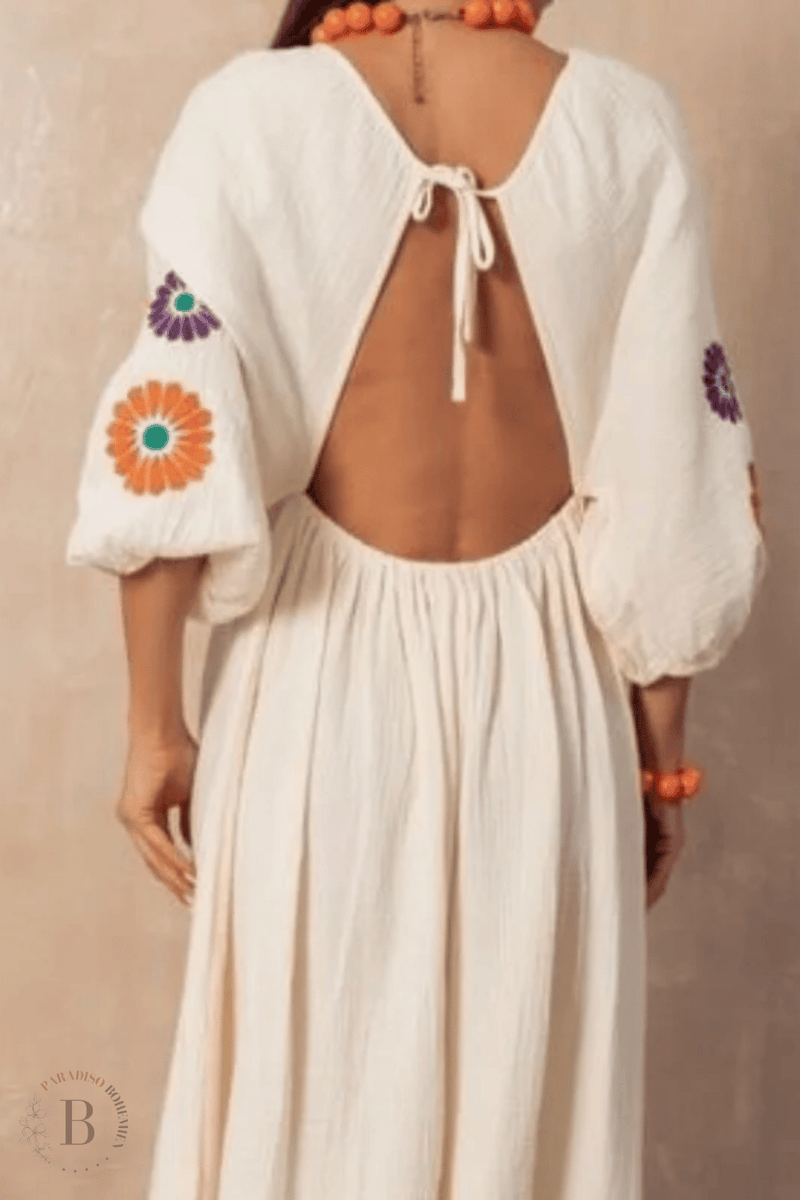 Abito Maxi Bianco Boho con Ricami Floreali | Paradiso Bohemien