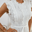 Ricamo su una tuta corta estiva bianca | Paradiso Bohemien