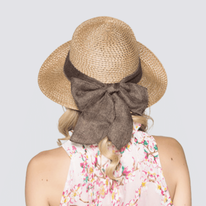 Cappelli eleganti estivi di paglia per donne