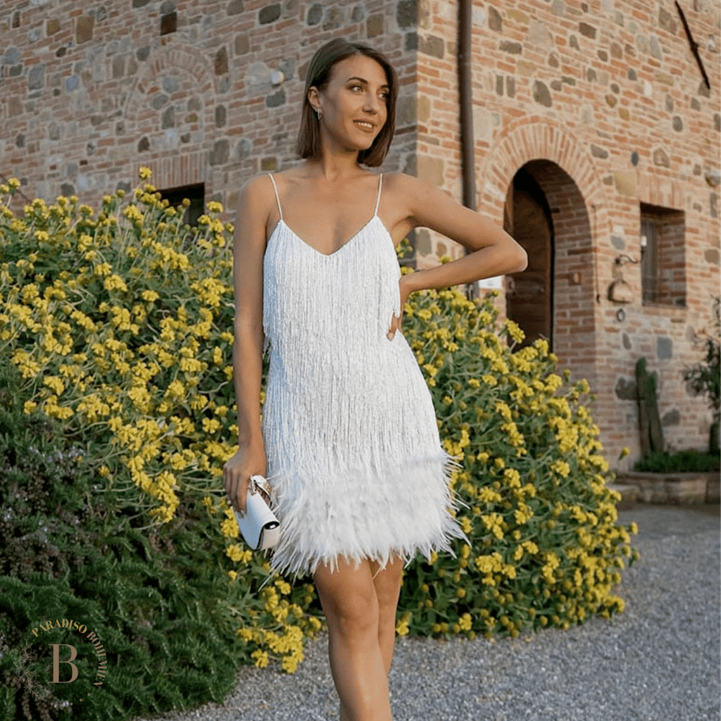 Vestito bianco 2025 con piume